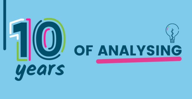 Text ID: 10 years of analysing. A small lightbulb hovers over the final word and it is underlined in pink.